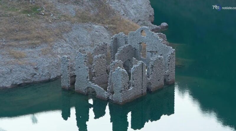I ruderi della vecchia dogana riemergono dal lago di Valvestino