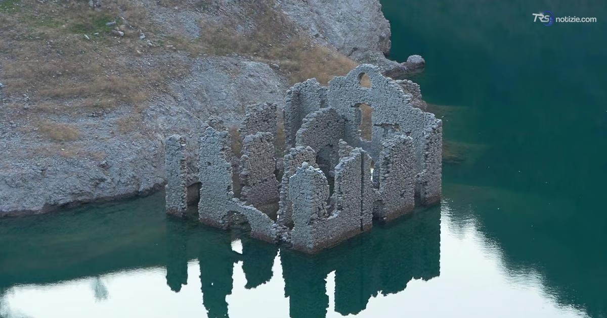 I ruderi della vecchia dogana riemergono dal lago di Valvestino