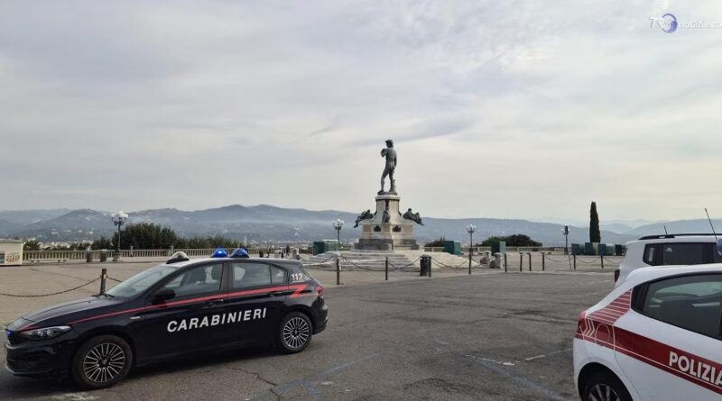 Firenze, bombola di gas sotto il David in piazzale Michelangelo: era inoffensiva
