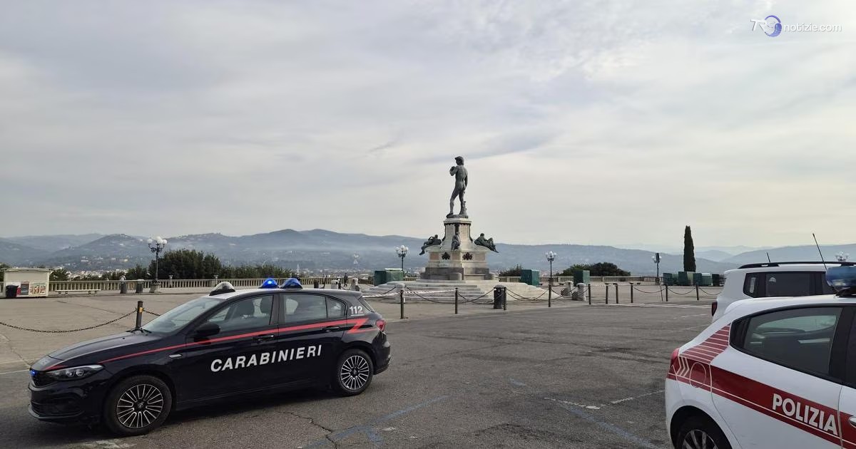 Firenze, bombola di gas sotto il David in piazzale Michelangelo: era inoffensiva
