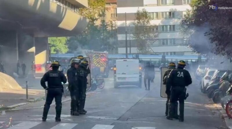 La protesta degli studenti a Parigi: in fiamme il portone di un liceo, sassaiola contro gli agenti