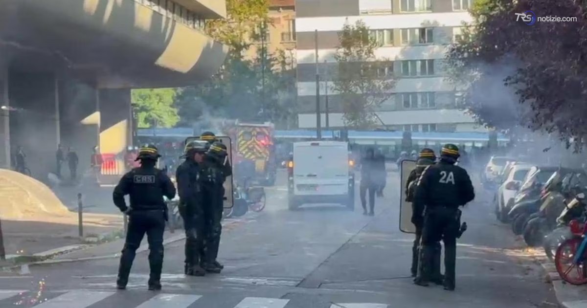 La protesta degli studenti a Parigi: in fiamme il portone di un liceo, sassaiola contro gli agenti