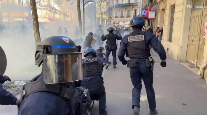 La protesta degli studenti in Francia, a Parigi vetrine dei negozi prese d'assalto dai manifestanti