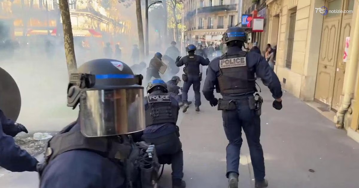 La protesta degli studenti in Francia, a Parigi vetrine dei negozi prese d’assalto dai manifestanti
