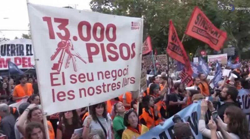 Migliaia di persone a Barcellona in piazza per il diritto alla casa