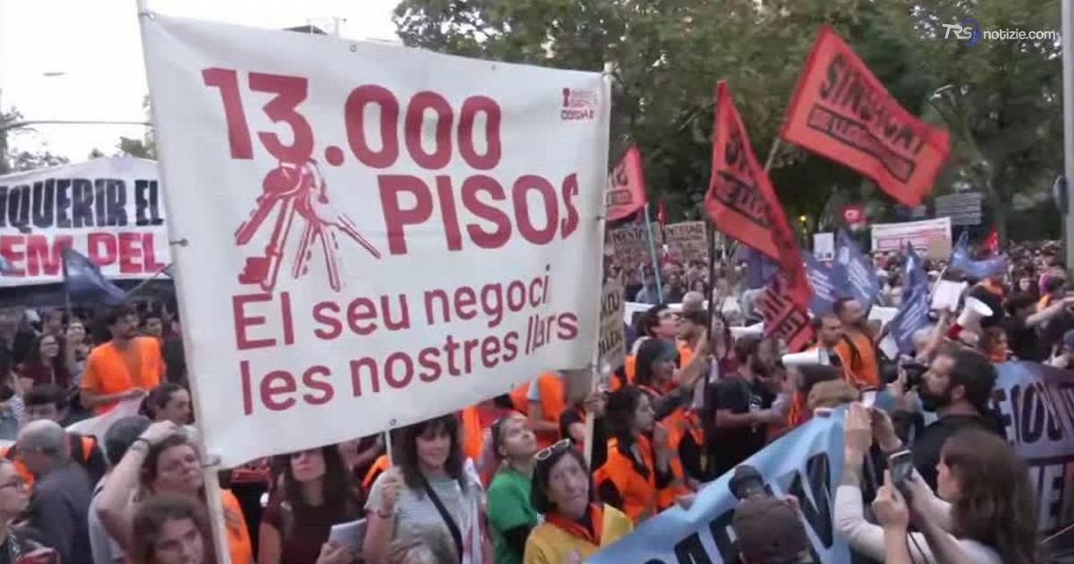 Migliaia di persone a Barcellona in piazza per il diritto alla casa