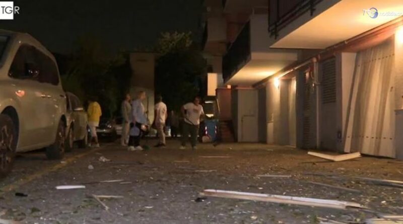 Esplosione in un condominio a Bergamo, due feriti in codice rosso