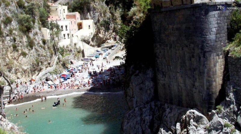 Si tuffa dal fiordo di Furore, turista Usa finisce in ospedale