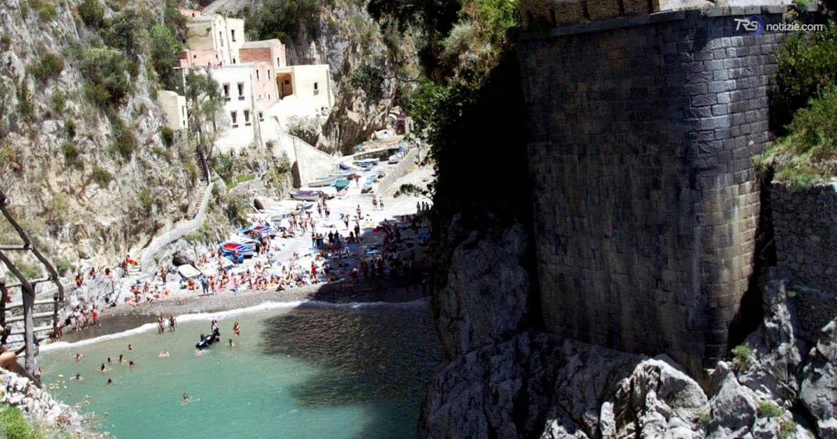 Si tuffa dal fiordo di Furore, turista Usa finisce in ospedale