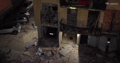 I muri crollati, gli infissi devastati: i danni dopo l'esplosione in un condominio a Bergamo
