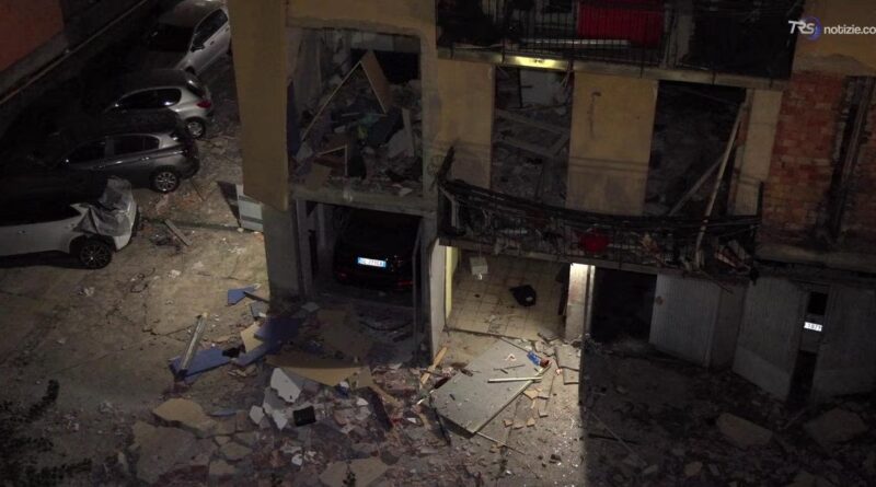I muri crollati, gli infissi devastati: i danni dopo l'esplosione in un condominio a Bergamo
