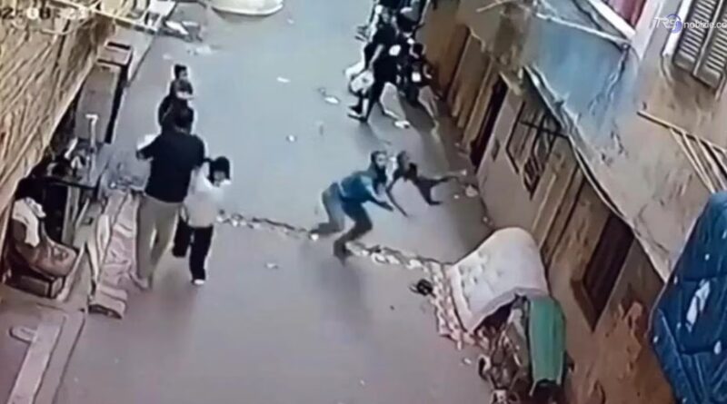 Video choc da Giza: 25enne afferra al volo un bimbo caduto dal terzo piano