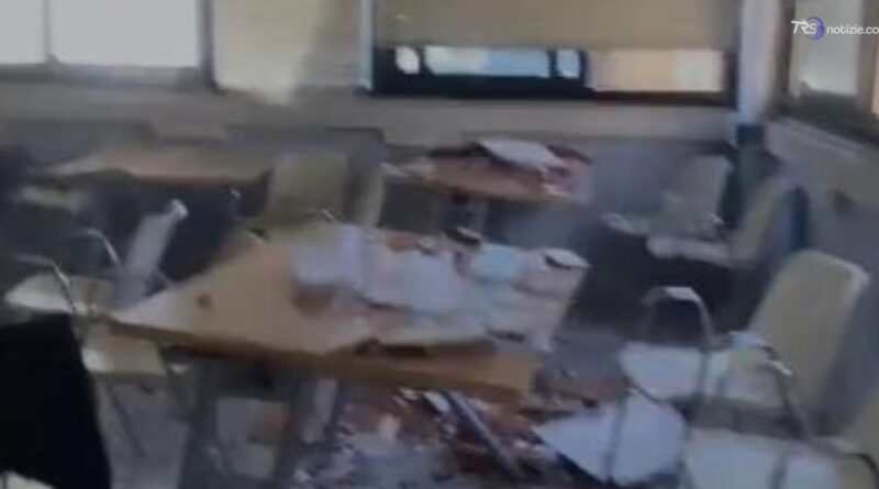 Crollano i soffitti in due scuole, paura ma nessun ferito grave