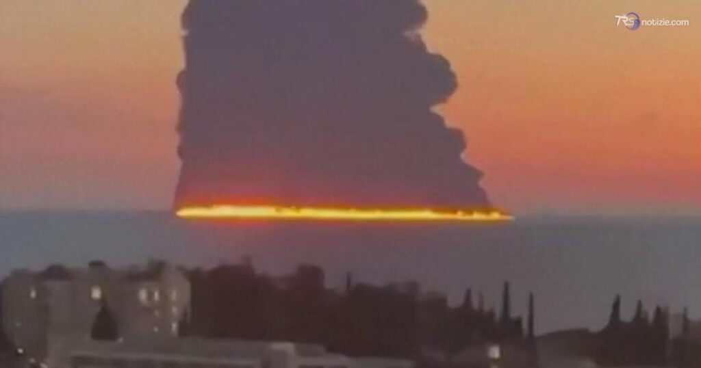 Petroliera in fiamme nel Mar Nero: la linea di fuoco vista dalla costa