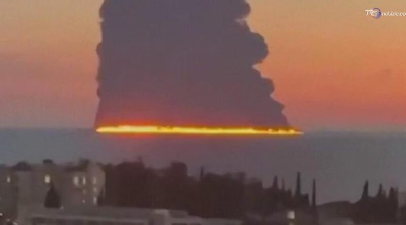 Petroliera in fiamme nel Mar Nero: la linea di fuoco vista dalla costa