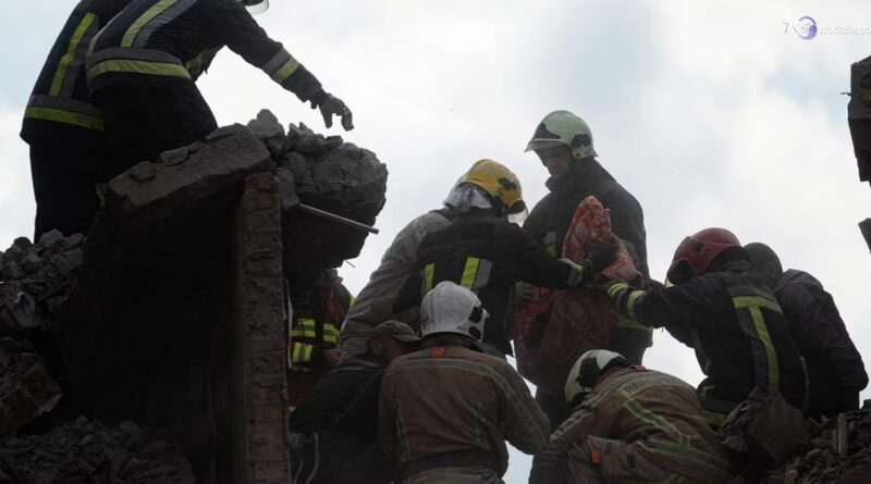 Missile russo distrugge un palazzo a Pryluky e fa strage di civili. Due morti per un drone ucraino
