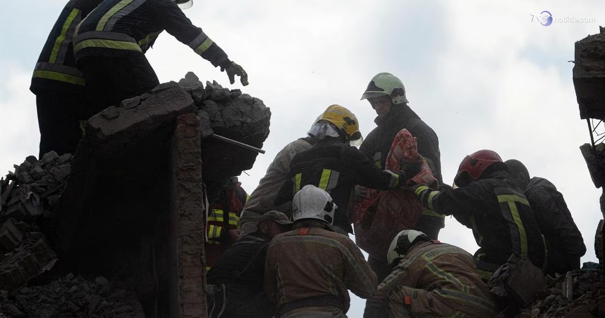 Missile russo distrugge un palazzo a Pryluky e fa strage di civili. Due morti per un drone ucraino