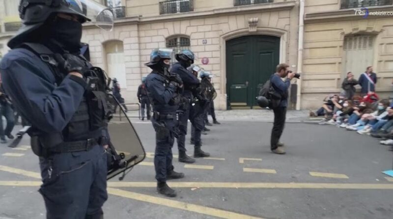 La protesta degli studenti blocca licei e università in Francia