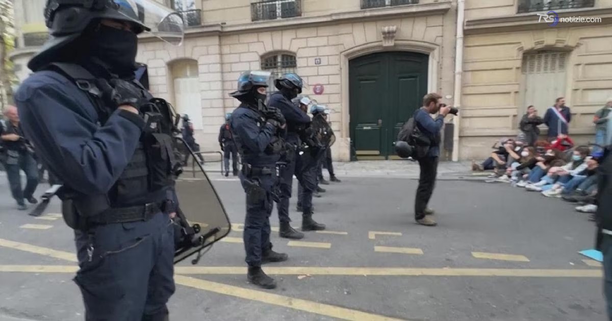 La protesta degli studenti blocca licei e università in Francia