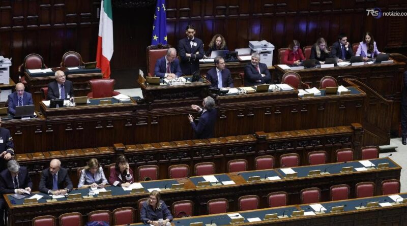 Opposizioni: "Legge elettorale è truffa"