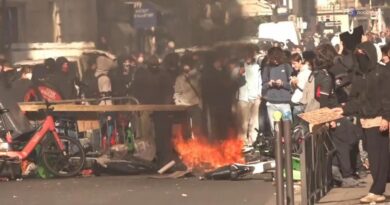 Parigi, barricate e cassonetti a fuoco vicino l'università Panthéon-Assas. Interviene la polizia
