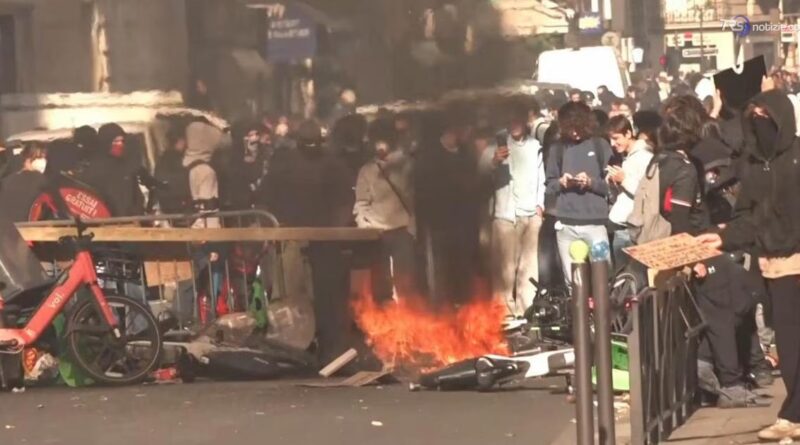 Parigi, barricate e cassonetti a fuoco vicino l'università Panthéon-Assas. Interviene la polizia