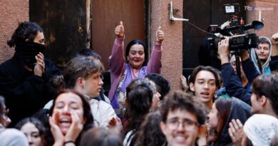 Madrid, fanno scudo a una famiglia con tre figli e fermano lo sfratto: "Tamara non sei sola"