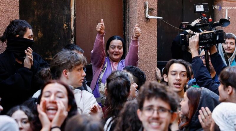 Madrid, fanno scudo a una famiglia con tre figli e fermano lo sfratto: "Tamara non sei sola"