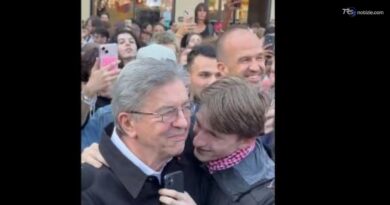 Proteste studentesche in Francia, l'abbraccio tra Mélenchon e il giovane Elwan diventa virale