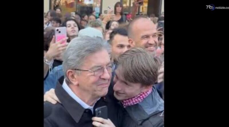 Proteste studentesche in Francia, l'abbraccio tra Mélenchon e il giovane Elwan diventa virale