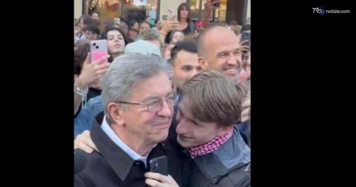 Proteste studentesche in Francia, l’abbraccio tra Mélenchon e il giovane Elwan diventa virale