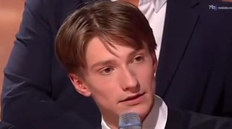 Chi è Elwan, simbolo delle proteste studentesche in Francia: 17 anni e milioni di visualizzazioni