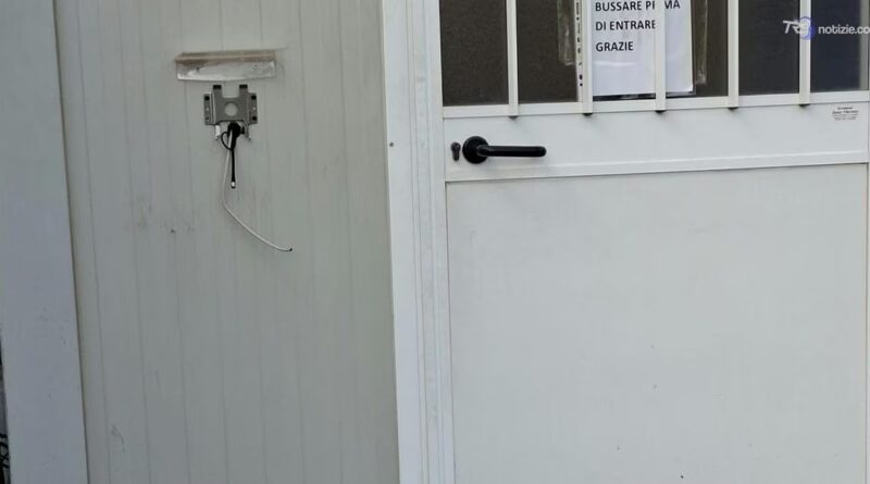 Distrutto macchinario marcatempo per gli addetti alle pulizie dell'ospedale Cervello