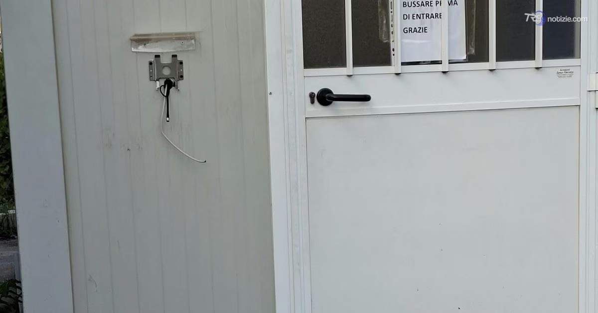 Distrutto macchinario marcatempo per gli addetti alle pulizie dell'ospedale Cervello