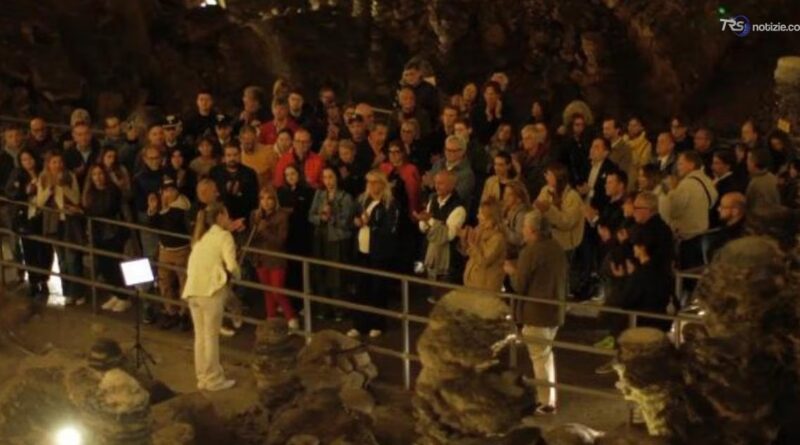 La 'grande regata' inizia in musica nella grotta più profonda