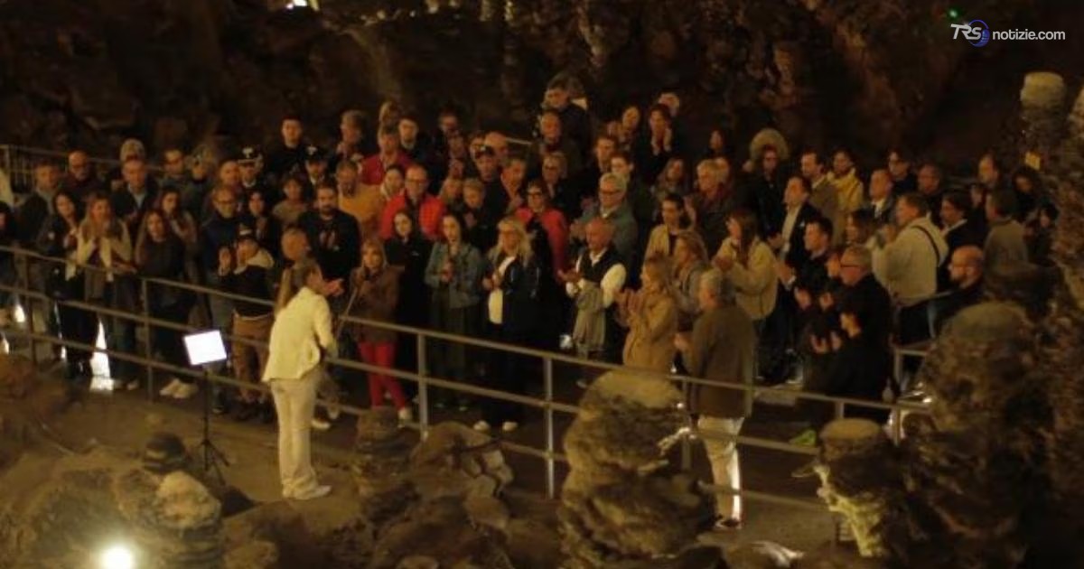La ‘grande regata’ inizia in musica nella grotta più profonda