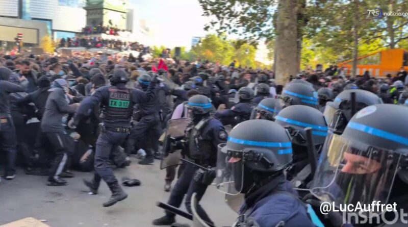 Tensioni studenti-polizia a place de la Bastille, il video della carica
