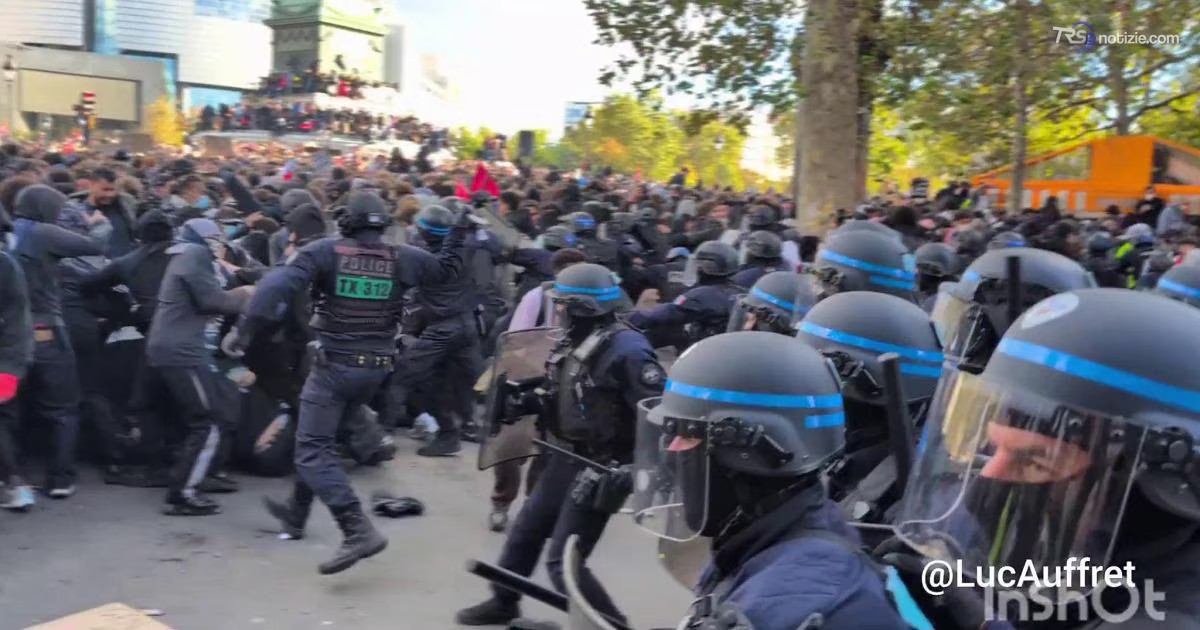 Tensioni studenti-polizia a place de la Bastille, il video della carica