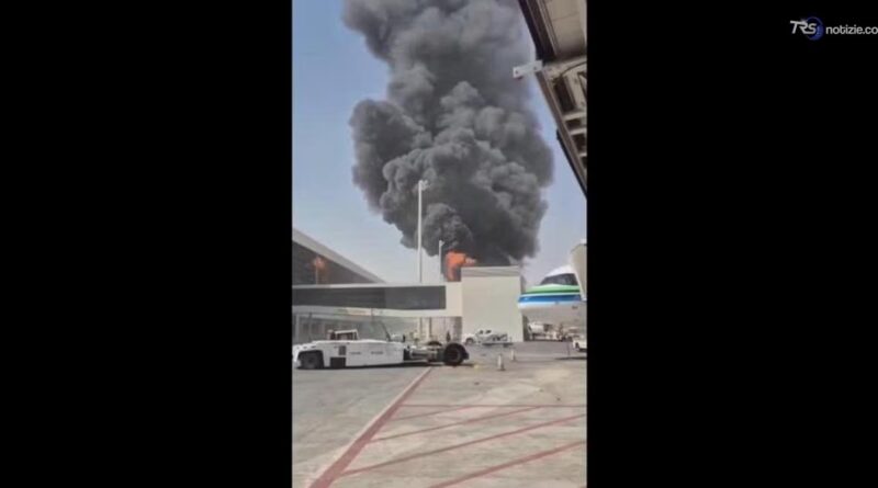 Un'alta colonna di fumo si leva dall'aeroporto di Riad, colpito da un missile Houthi