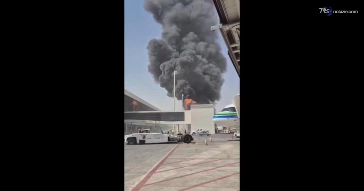 Un’alta colonna di fumo si leva dall’aeroporto di Riad, colpito da un missile Houthi