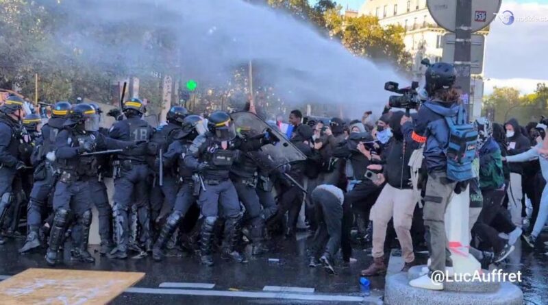 Parigi, cannone ad acqua per contrastare i manifestanti alla Bastiglia, il video