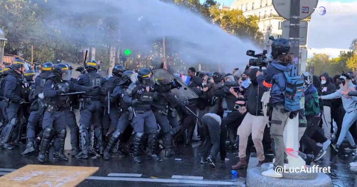 Parigi, cannone ad acqua per contrastare i manifestanti alla Bastiglia, il video