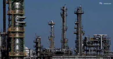 Carburanti, incontro governo-raffinerie. Urso: "Aumentare la produzione"