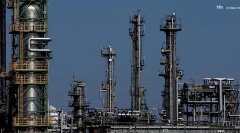 Carburanti, incontro governo-raffinerie. Urso: "Aumentare la produzione"