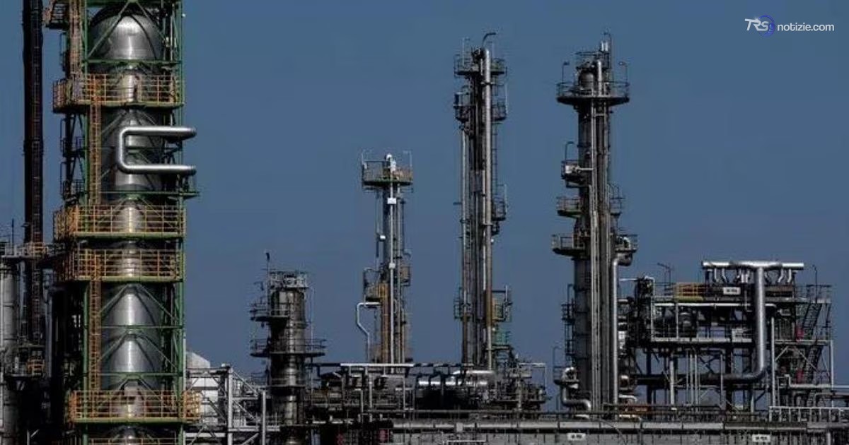 Carburanti, incontro governo-raffinerie. Urso: “Aumentare la produzione”