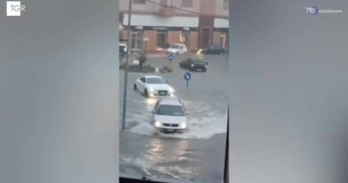 Le auto solcano l'acqua durante la potente bomba d'acqua a Nardò, Lecce