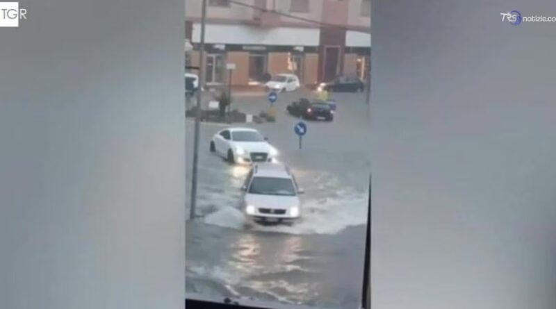 Le auto solcano l'acqua durante la potente bomba d'acqua a Nardò, Lecce