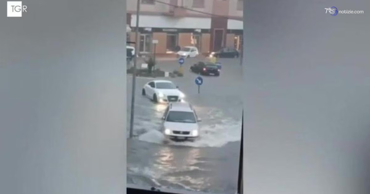 Le auto solcano l'acqua durante la potente bomba d'acqua a Nardò, Lecce
