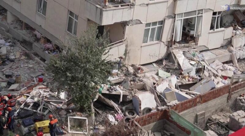 Istanbul, crolla un edificio di 7 piani: cinque vittime, tre sono bambini