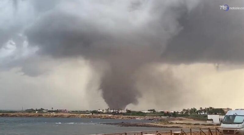 Il fungo gigantesco del tornado: doppia tromba marina nel trapanese, danni e feriti
